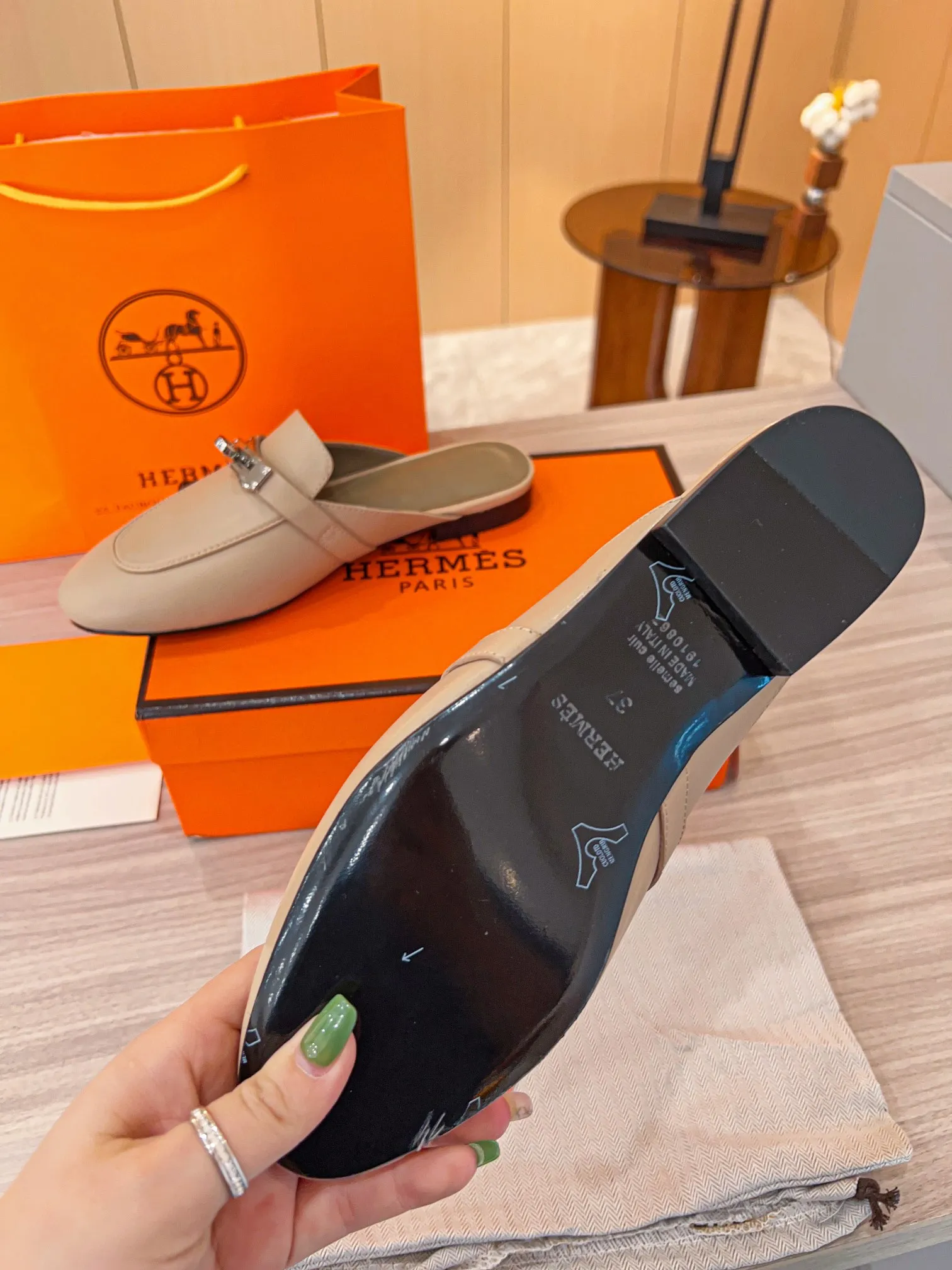 👟👟Ex-factory price 560👟👟 🐎2023 top product Hermes new genuine handmade shoes, purely handmade, a must-collect item! The perfect holiday accessory! Our pursuit of quality products is always the best! Don't give in! Comfort and originality, not following trends, and not deliberately expressing oneself are the consistent pursuits of Hermes and its fans! [Material] ✅Upper: Hermers original calfskin ✅Foot pads: Made of imported original fabric 5D color printed pads ✅Outsole: Italian genuine leather outsole (pursuing top walking comfort) [Number of codes] 34-42 [Packaging] Comes with a full set of original packaging, code 35-42